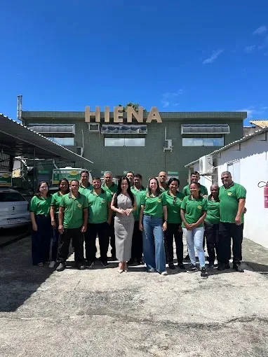 Equipe da Hiena reunida em frente à sede
